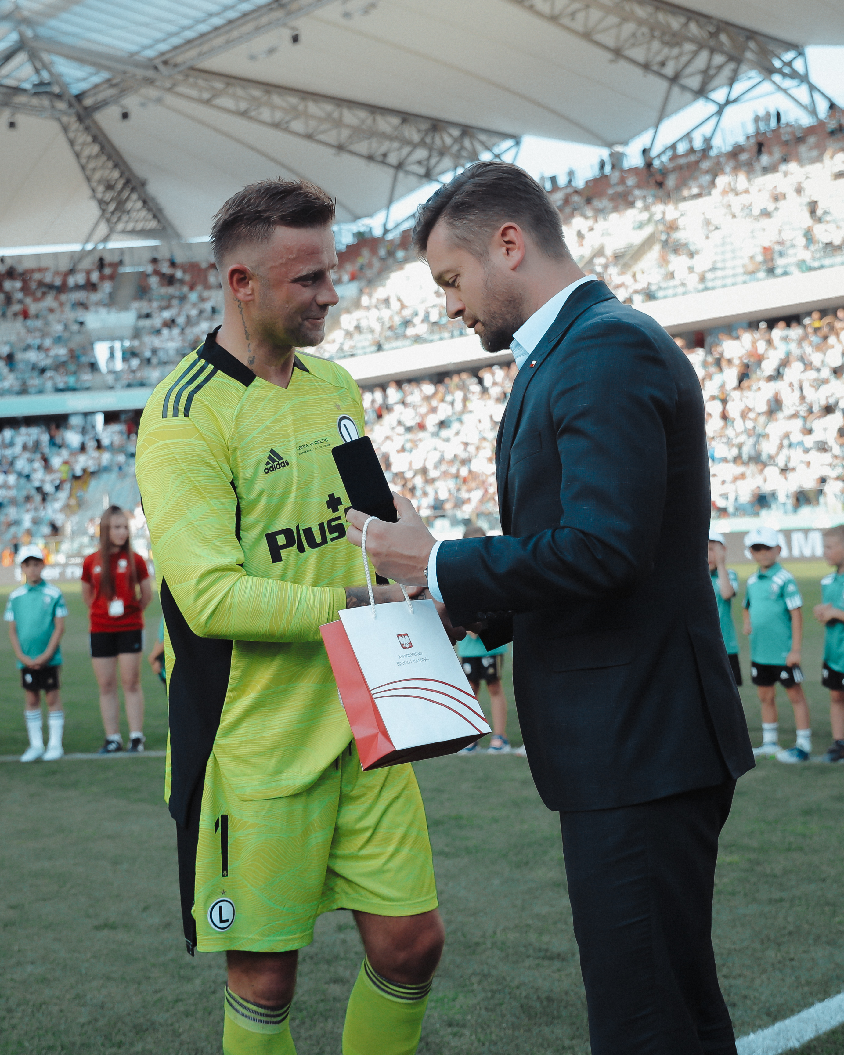 关于竞猜热点传奇谢幕，球迷泪洒赛场的信息